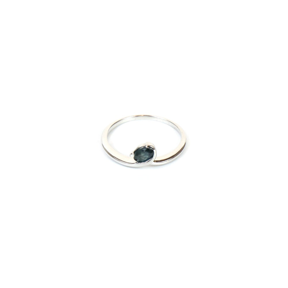 Solitaire Sapphire Twisted Ring